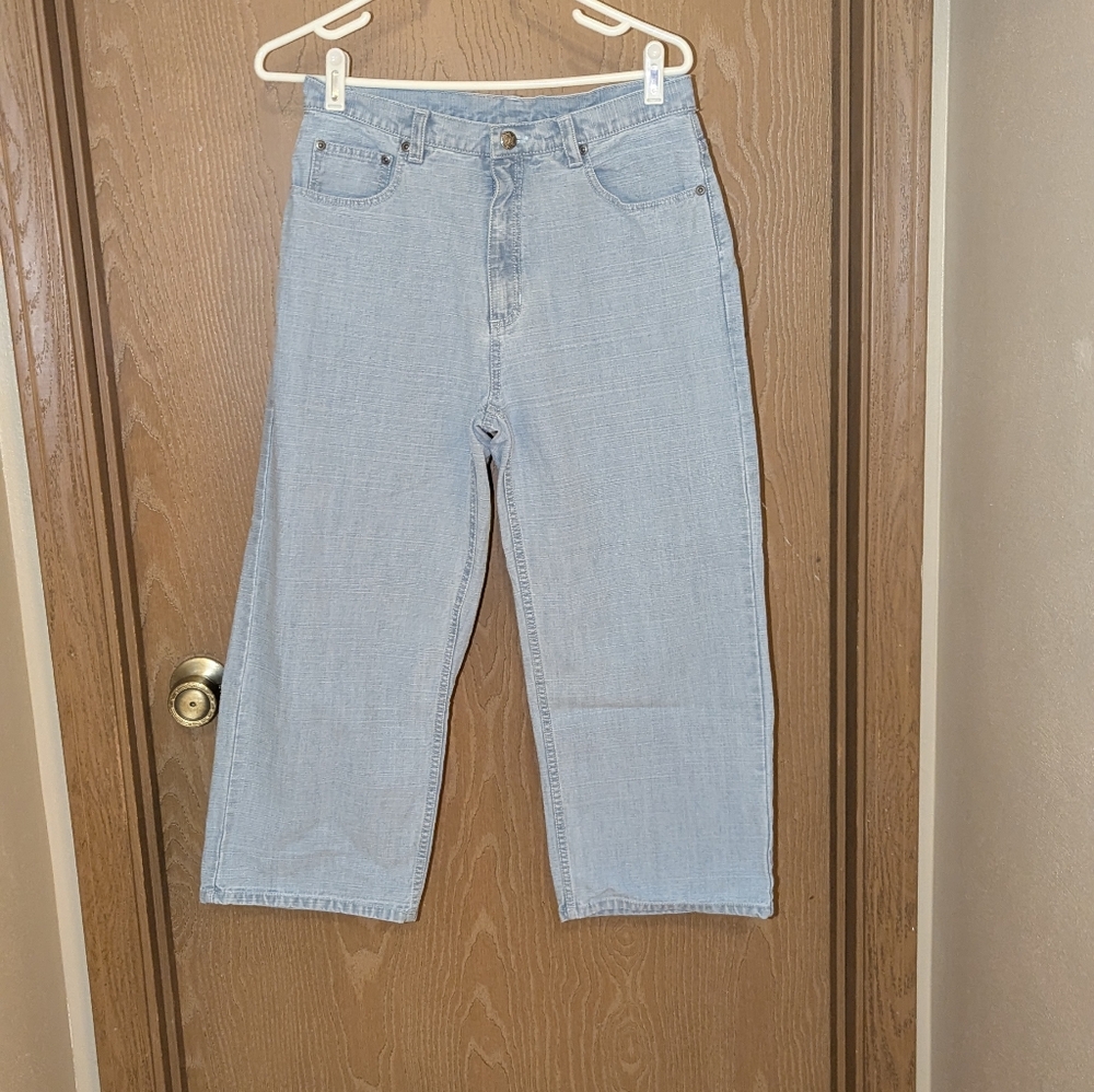 Chico's Design-Lightweight Wide Leg Blue Jean Capri's - Size 8 (Chico's 1) - Picture 2 of 8